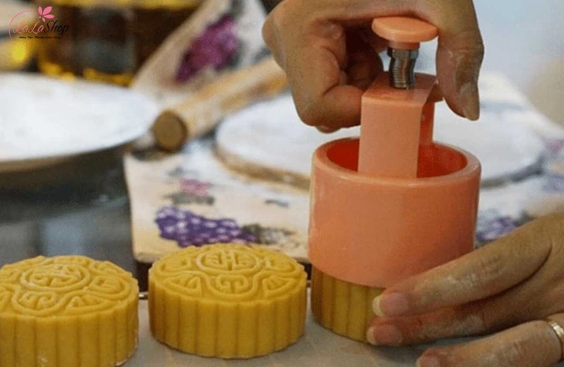 Đóng bánh đủ lực để lấy nét hoa văn của khuôn và bánh không bị vỡ