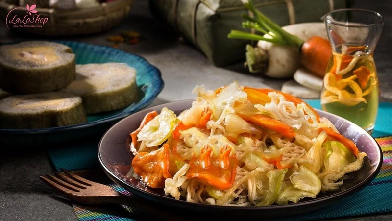 Dưa món ăn kèm bánh tét hay thịt kho giúp cân bằng vị giác