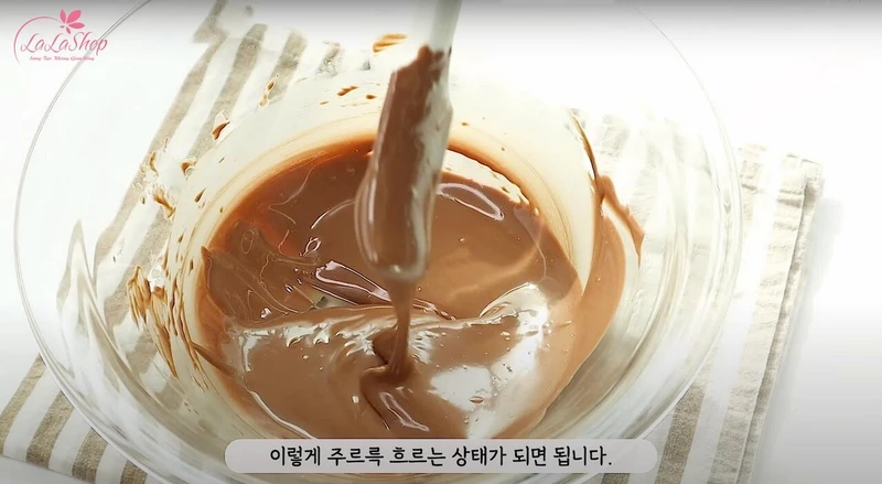 Đun chocolate trắng và đen với nhau