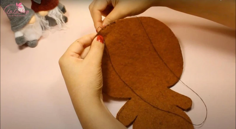 Dùng chỉ nâu để khâu ráp hai mảnh lại với nhau