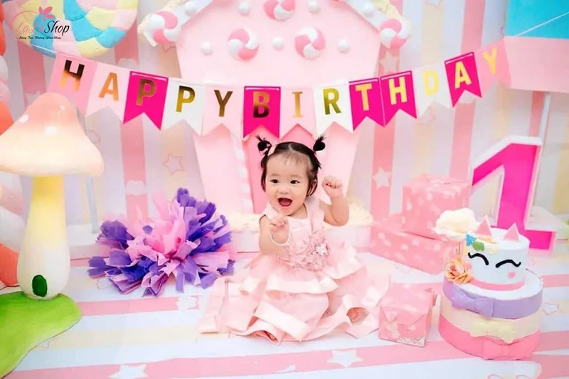 Dùng dây cờ trang trí sinh nhật là cách trang trí khá đơn giản nhưng đẹp mắt