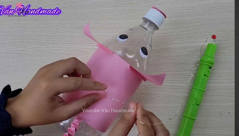 Dùng giấy gấp thành lò xo để làm đuôi