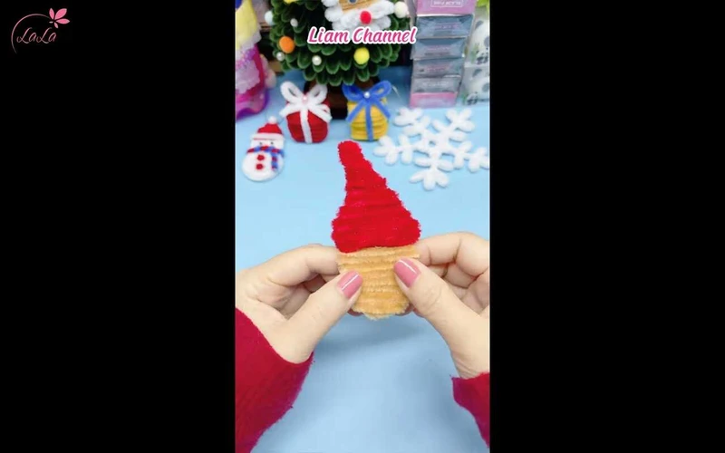 Dùng kẽm nhung màu đỏ làm nón