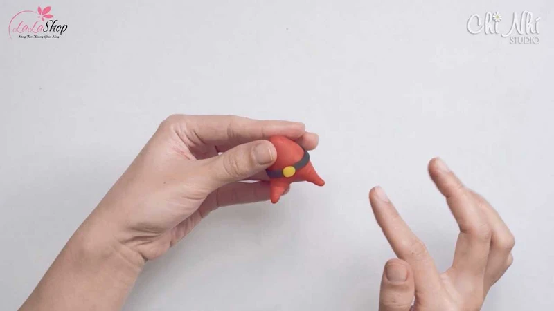 Dùng màu đen và vàng làm thắt lưng