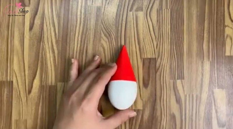 Dùng vỏ trứng làm đầu sau đó dán phần mũ lên