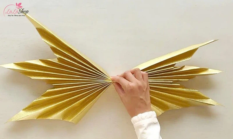 Gấp các cánh quạt từ giấy đã có