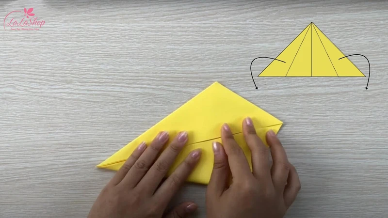 Gấp hai cạnh tam giác vào giữa