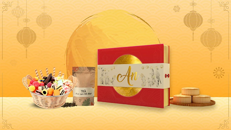 Giỏ bánh kẹo kèm trà và hộp bánh trung thu cũng rất được yêu thích khi làm quà tặng sếp