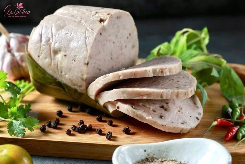 Giò lụa hay chả lụa là món ăn quen thuộc không chỉ miền Bắc mà còn ở miền Nam