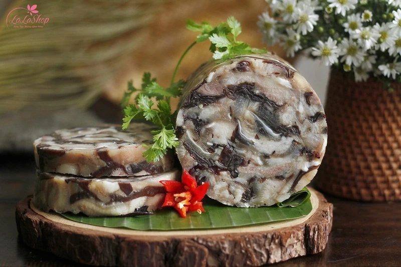 Giò xào có vị cay nhẹ, thơm bùi và giòn sần sật