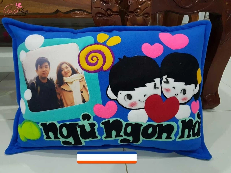 Gối ôm in hình ảnh của hai bạn hoặc hình ảnh kỷ niệm đẹp là món quà độc đáo