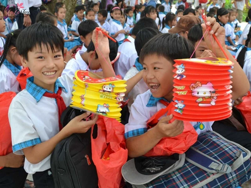 Hãy tặng các bé nhỏ món đồ chơi trung thu truyền thống như lồng đèn, tò he