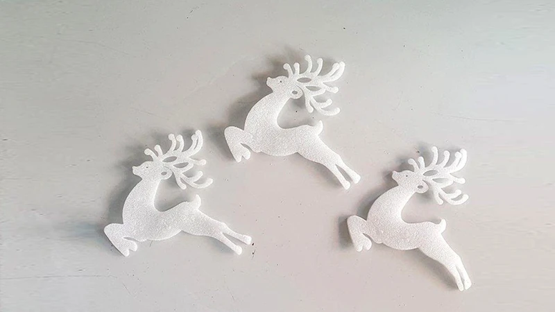 Hình ảnh chú tuần lộc trang trí cửa kính độc đáo và ấm áp mùa Giáng sinh