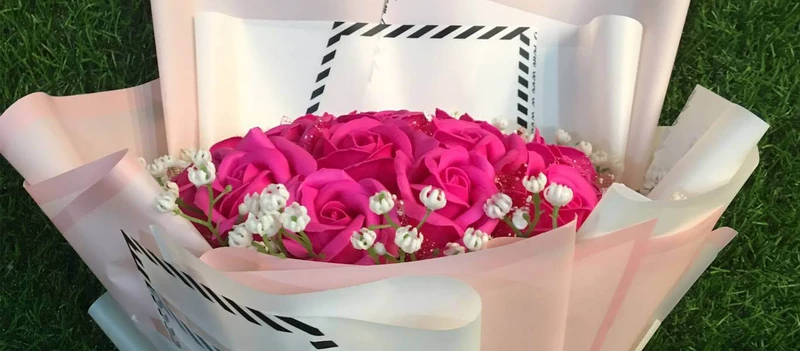 Hoa hồng sáp có giá hợp lý nên rất thích hợp để làm quà tặng