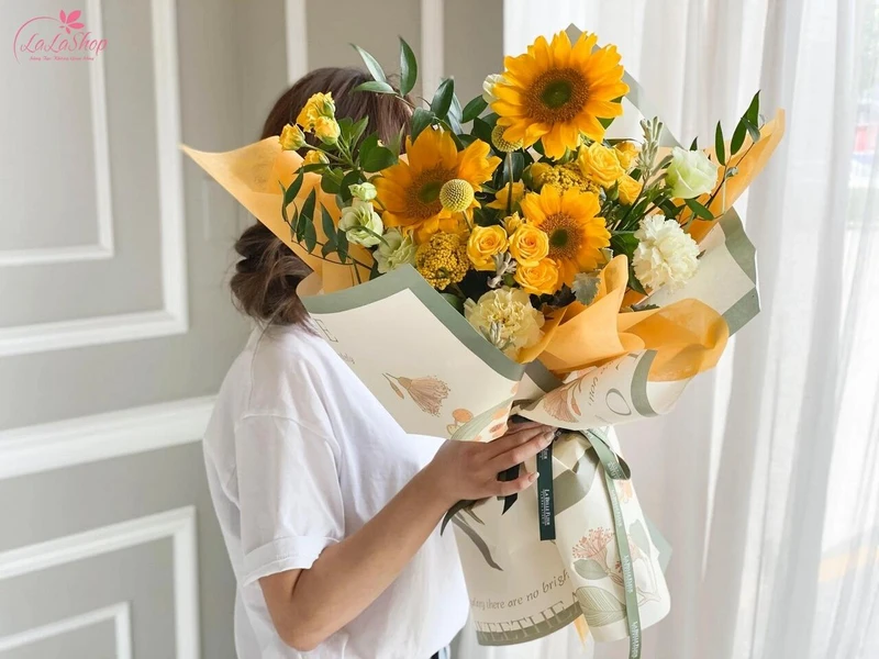 Hoa là biểu tượng gắn liền với vẻ đẹp và sự mềm mại của người phụ nữ