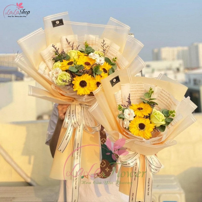 Hoa trong dịp này thường được xem như biểu tượng của sự chúc phúc, hy vọng và sự khởi đầu mới