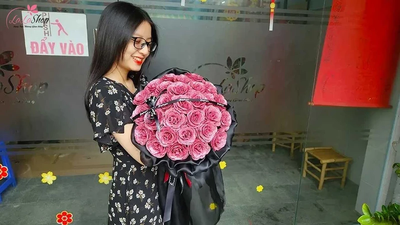 Hoa và thiệp chúc là món quà tuy đơn giản nhưng lại đong đầy tình cảm