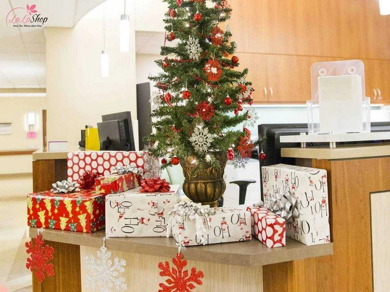 Hộp quà giúp không gian sảnh thêm phần sắc màu