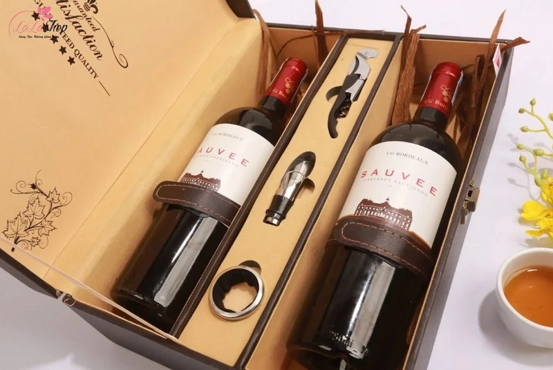 Hộp quà rượu vang hoặc rượu ngoại cao cấp là món quà sang trọng dịp Tết