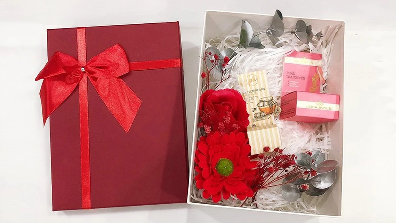 Set Hộp Quà Tặng Nụ Hồng Môi Xinh Kèm Mỹ Phẩm cũng là gợi ý tuyệt vời cho quà tặng noel