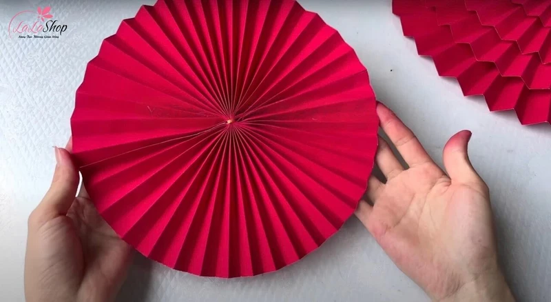 Kết hợp 2 mảnh quạt bán nguyệt để tạo ra quạt tròn