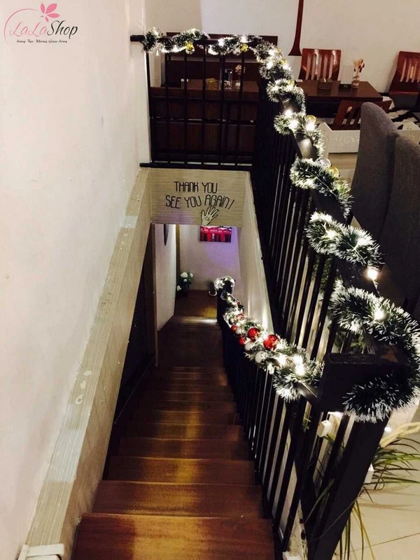 Kết hợp dây kim tuyến cùng quả châu và đèn led