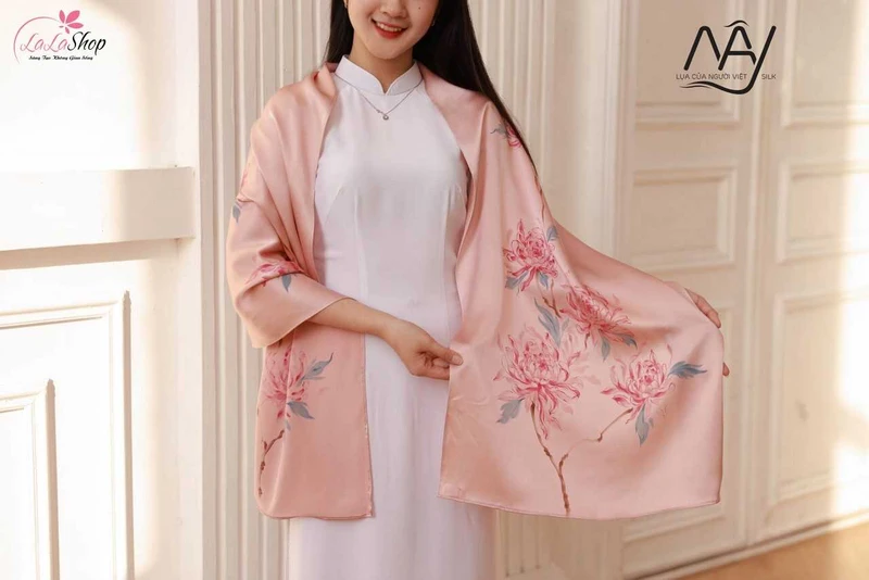 Khăn lụa thanh lịch và quý phái