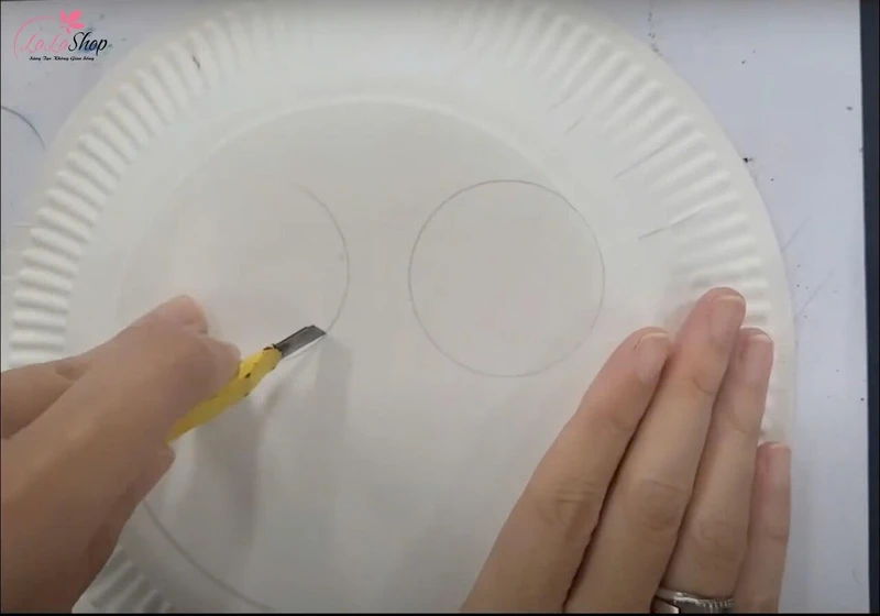 Khoét lỗ tròn trên dĩa