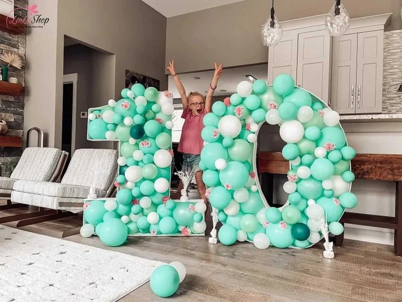 Khung chữ số và bong bóng là cách trang trí độc đáo mới lạ mà bạn nên tham khảo cho bữa tiệc