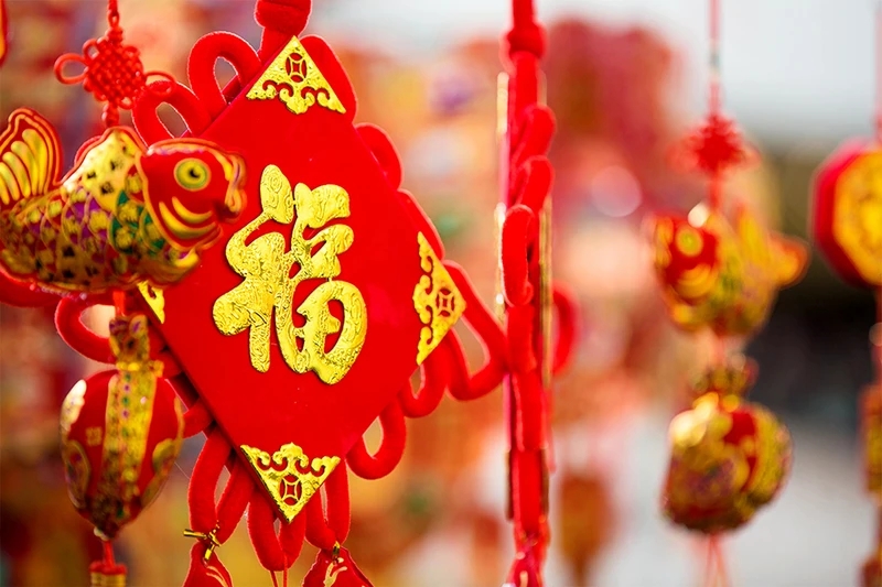 Cách trang trí Tết trường mầm non bằng dây may mắn