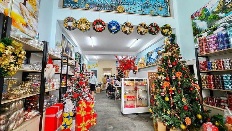 Lala có nhiều mẫu cây thông Noel từ đơn giản đến cầu kì với đa dạng kích thước và mẫu mã khác nhau