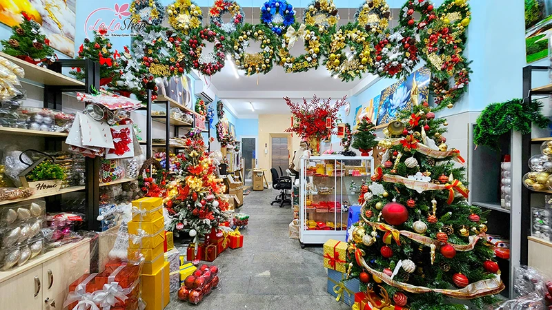 Lala Shop mang đến cho bạn những món phụ kiện trang trí noel siêu đẹp, giá rẻ