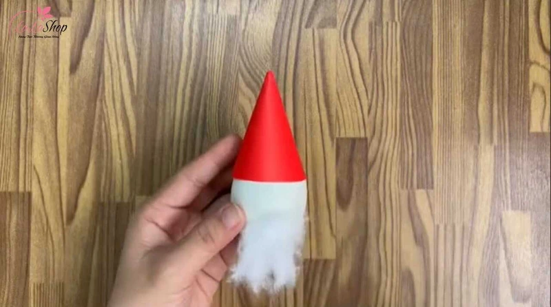 Làm râu bằng bông gòn hoặc vải nỉ đều được