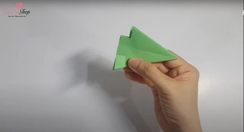 Làm thêm 1 hình tam giác và cắt hình mũi tên