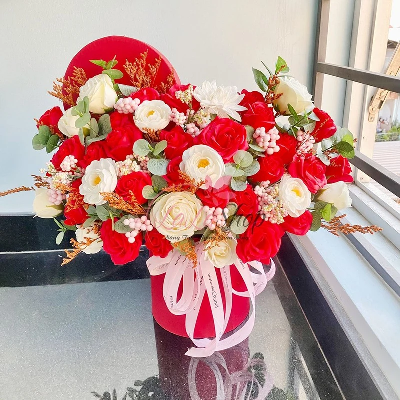 Lẵng Hoa Sáp Thơm Để Bàn Sắc Đỏ Ngọt Ngào