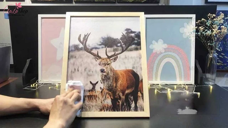 Lau lại tranh với khăn khô