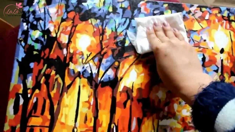 Lau tranh với khăn ướt