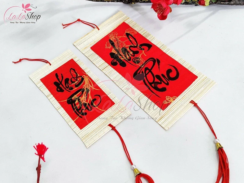 Liễn treo mang theo câu chúc thường được sử dụng để trang trí Tết