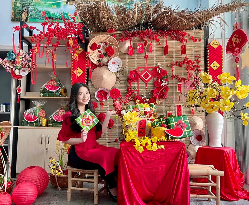 Mành tre sẽ là sự lựa chọn hoàn hảo khi trang trí Tết cho tường nhà hàng khách sạn