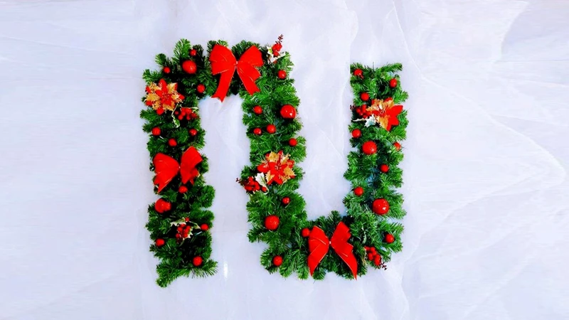 Màu sắc đẹp, bồng bền của dây thông mang đến cho cửa kính mùa Giáng sinh an lành