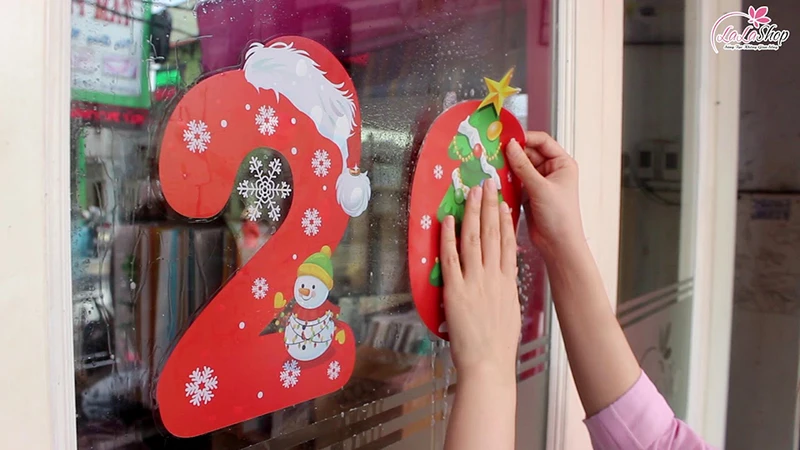 Màu sắc tươi đẹp, tiện lợi của hình dán noel 2 mặt