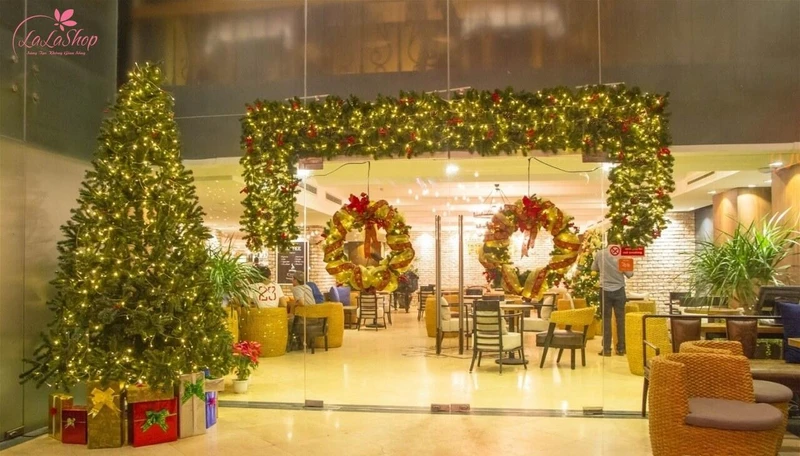 Mẫu trang trí Noel cho cửa hàng thu hút mẫu 4