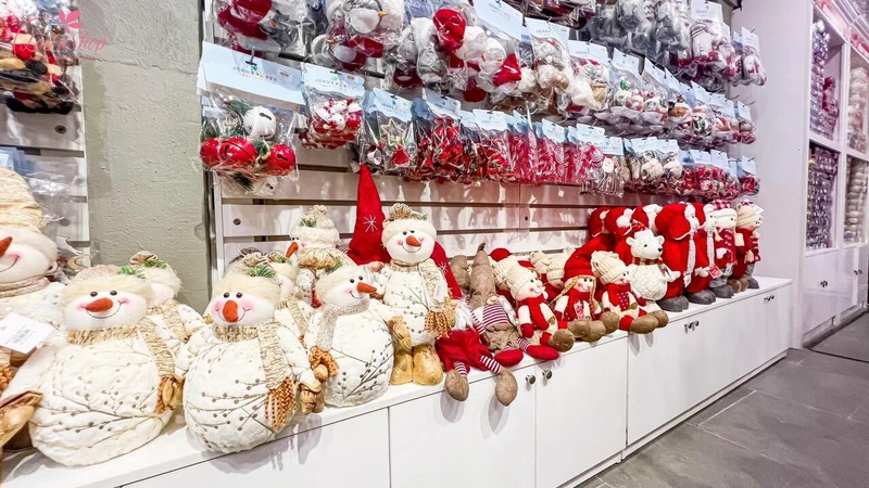 Mẫu trang trí Noel cho cửa hàng thu hút mẫu 9