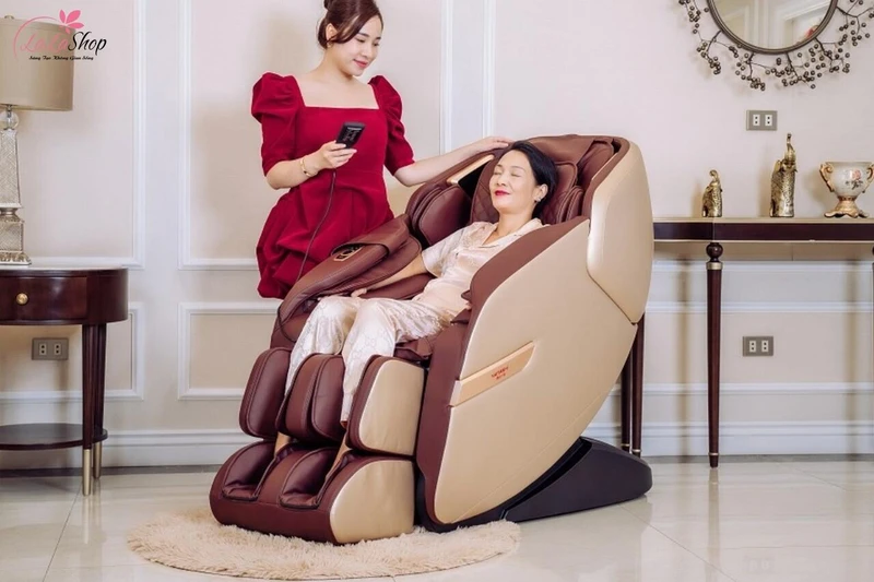 Máy massage hoặc ghế massage sẽ giúp bố mẹ thư giãn, giảm đau nhức