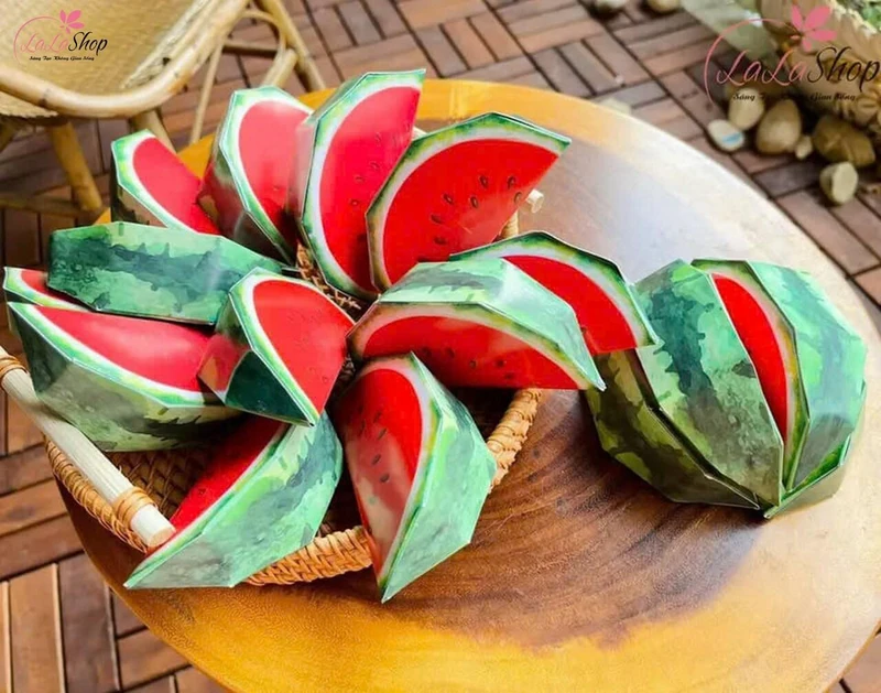 Mô hình bánh và dưa hấu giúp không gian thêm sinh động