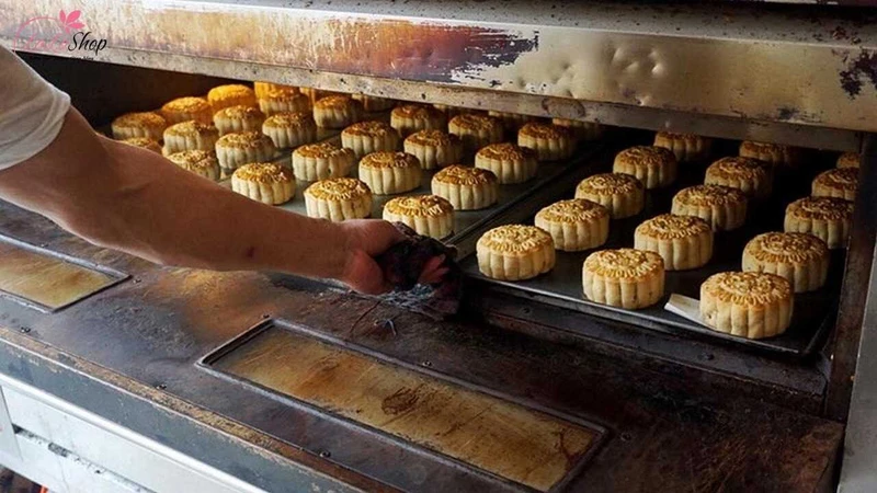 Mỗi lò sẽ có mức nhiệt khác nhau nên bạn cần kiểm tra kỹ khi nướng bánh