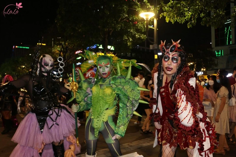 Mọi người thường hóa trang thành những nhân vật rùng rợn vào ngày Halloween