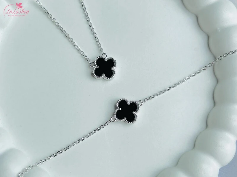 Món quà tuyệt vời và giá trị mà bạn có thể thưởng cho mình chính là trang sức