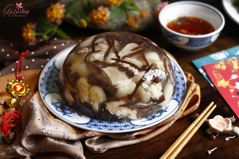 Món thịt đông khi ăn kèm với dưa hành cũng tạo nên hương vị tinh tế, khó cưỡng