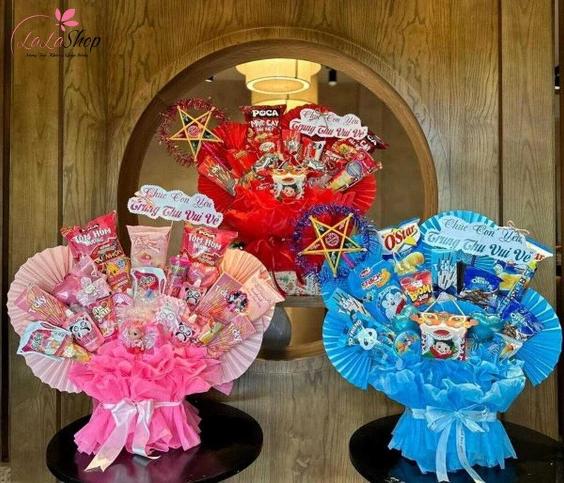 Một bó hoa với các loại bánh kẹo vợ thích sẽ mang đến bất ngờ thú vị